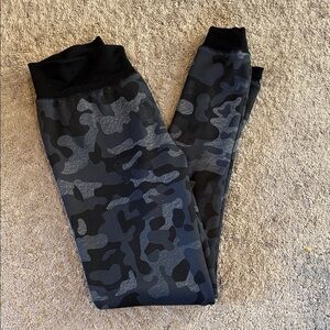 Wander Black and Gray Camouflage Leggings